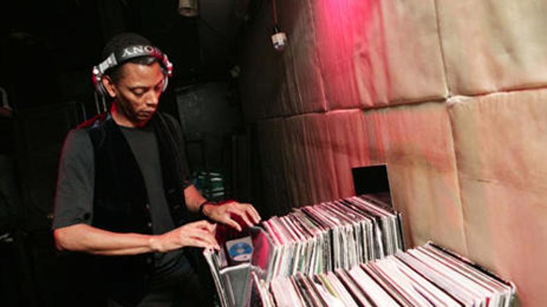 Nič nenavadnega ni, če Millsovo občinstvo občasno postoji in zgolj opazuje spekt