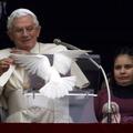 Papež Benedikt in golobici