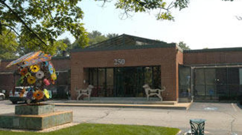 Starši otrok vztrajajo, da se terapija z elektrošokom v centru nadaljuje.