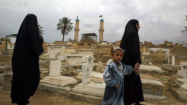 Dekletom, ubitim v imenu časti, družine ne omogočijo primernega pokopa. Plačajo 