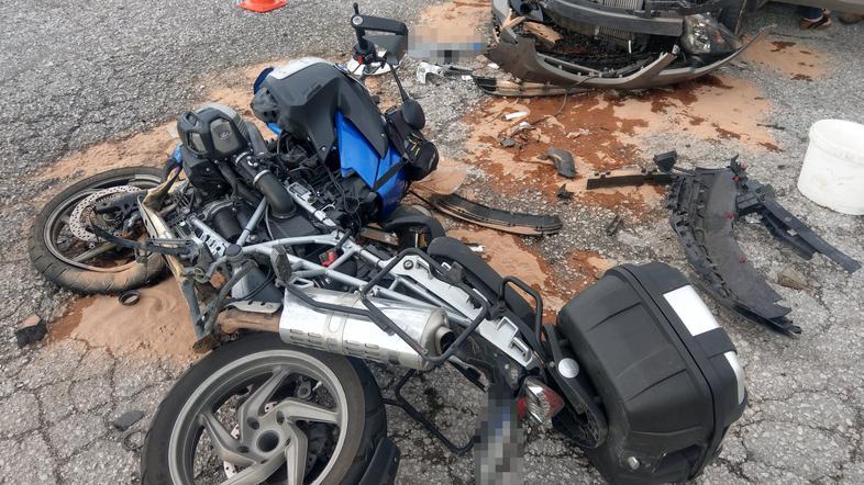 Prometna nesreča, trčenje avtomobila in motorista