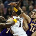 LA Lakersi (na fotografiji Pau Gasol in Lemar Odom) niso uspeli zaustaviti Portl
