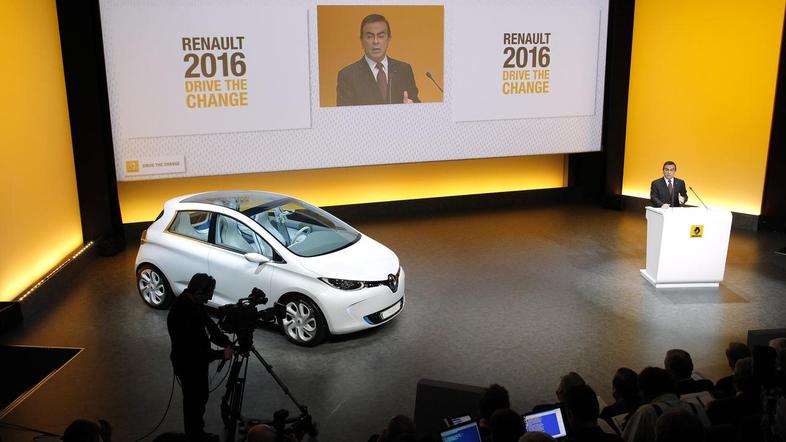 Šef Renaulta Carlos Ghosn je c Parizu predstavil električni model zoe.