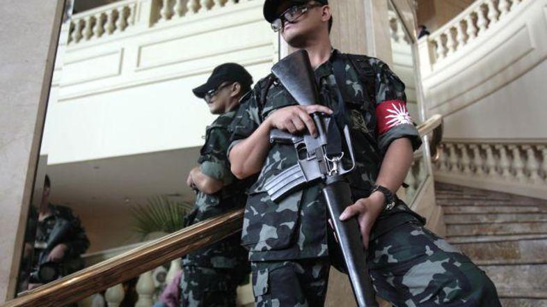 Vojaki so vdrli v hotel in zahtevali, naj vojska predsednici odreče podporo.
