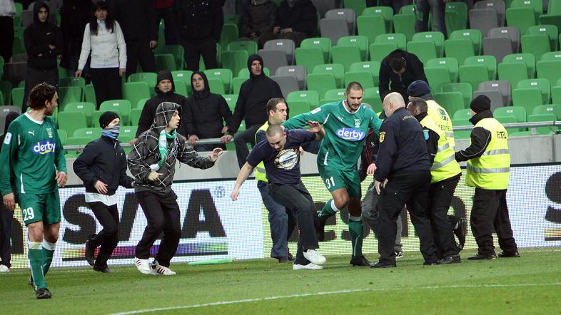 Višja kazen Olimpiji zaradi vdora Green Dragonsov na zelenico. (Foto: Benjamin K