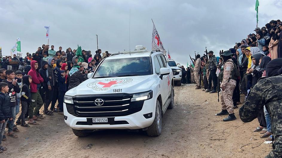 vozilo Rdečega križa, ki je prepeljalo pokojne talce v Izrael