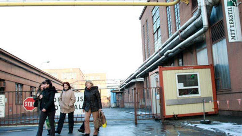 Več delavk naj bi se že pritožilo zaradi pikov bolh. Neuradno smo izvedeli, da s