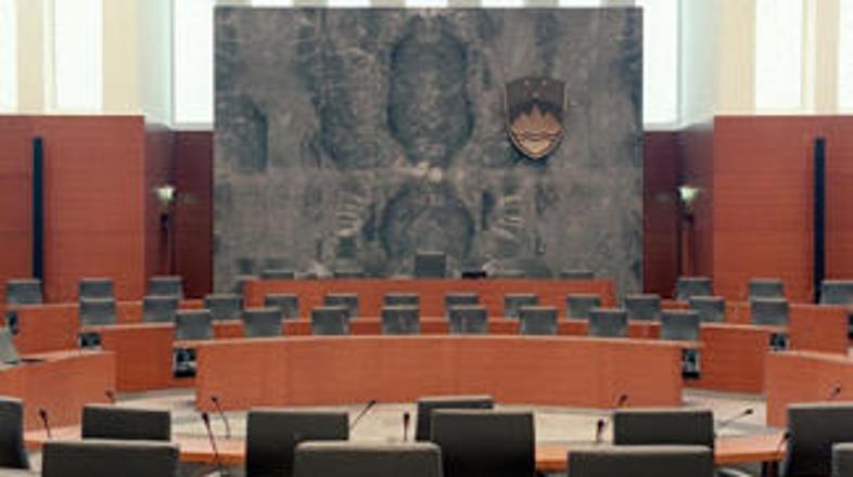 Opozicija vladi očita, da se še vedno preveč mlačno loteva boja proti krizi. Vla