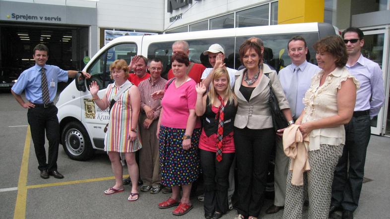 Uporabniki VDC Kranj so se razveselili novega kombija, s katerim bodo lahko prih