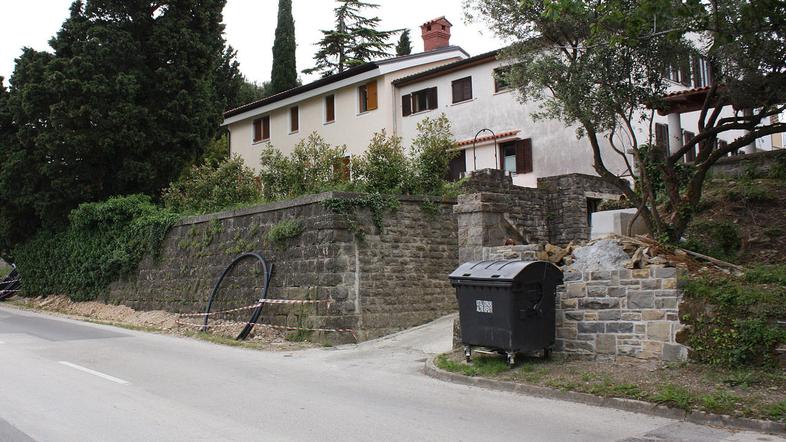 Okolje Piran na županove stroške na Belokriški cesti gradi njegov priključek na 