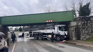 zagozden tovornjak pod nadvozom v Solkanu