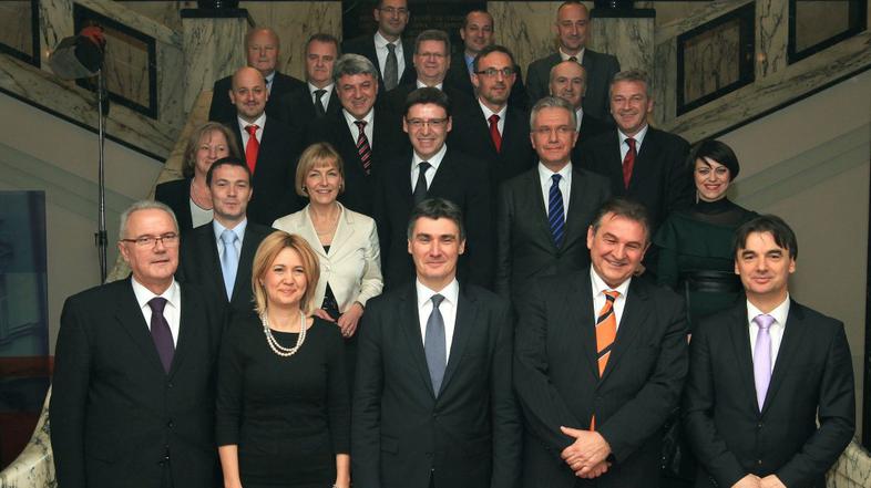Nova hrvaška vlada. Na sredini premier Zoran Milanović.