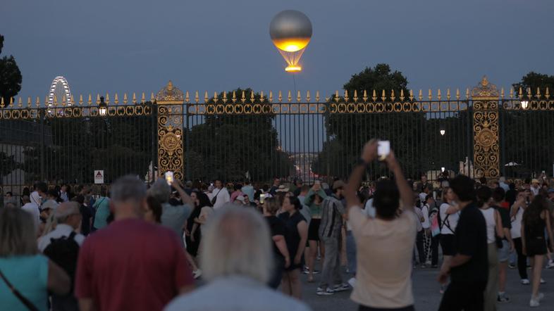 Lebdeči balon v Parizu