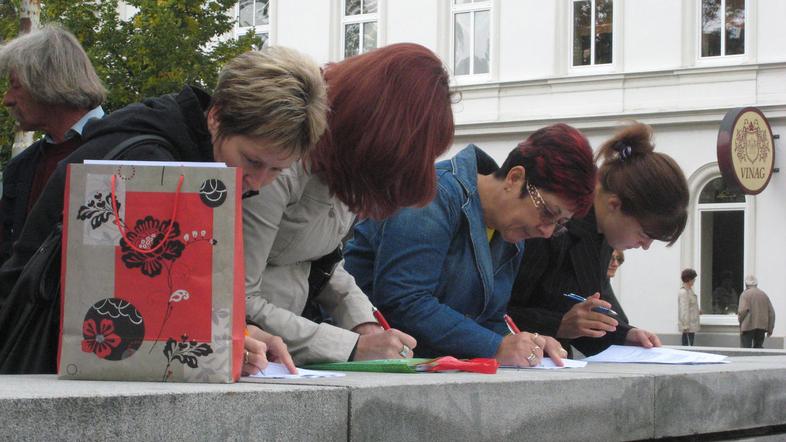 Delavcem je stečajni upravitelj delovne knjižice razdelil na platoju pred Vinago