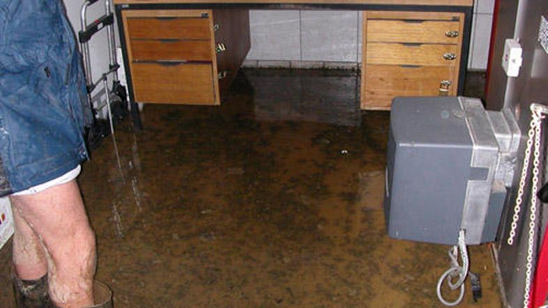 Meteorne vode so zalile številne kleti.