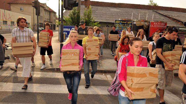 Predstavniki Rokusa Lukšiču prinesli pet tisoč izvodov učbenika.