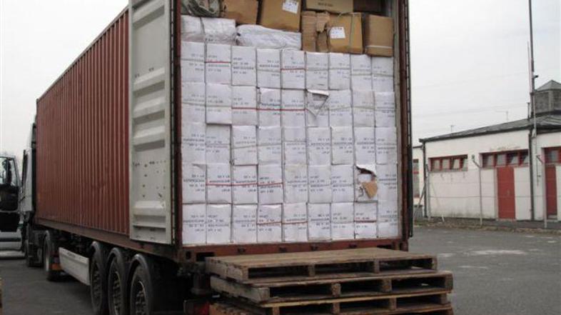 Med prijavljenim blagom je bila pol druga tona neprijavljenega. (Foto: Carinska 