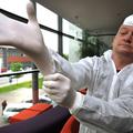 Čistilci se pri svojem delu zavarujejo s primerno zaščitno obleko.