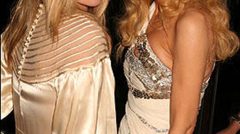 Courtney (desno) je priznala, da je bilo zabavno. (Foto: The Sun)