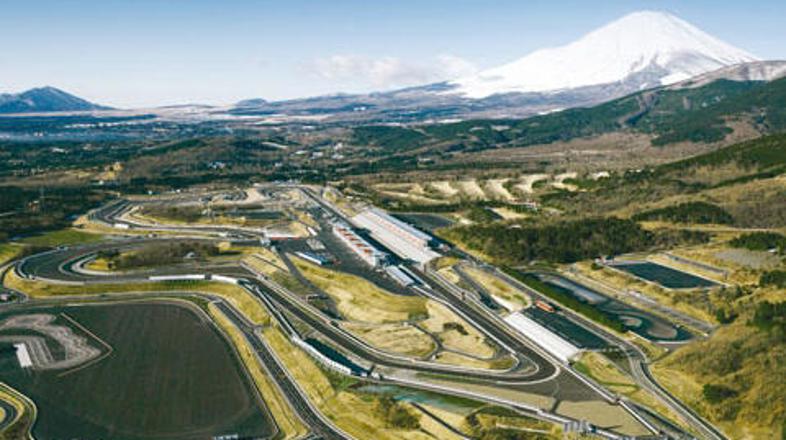 Gora Fuji se dviguje visoko nad dirkališčem Fuji.