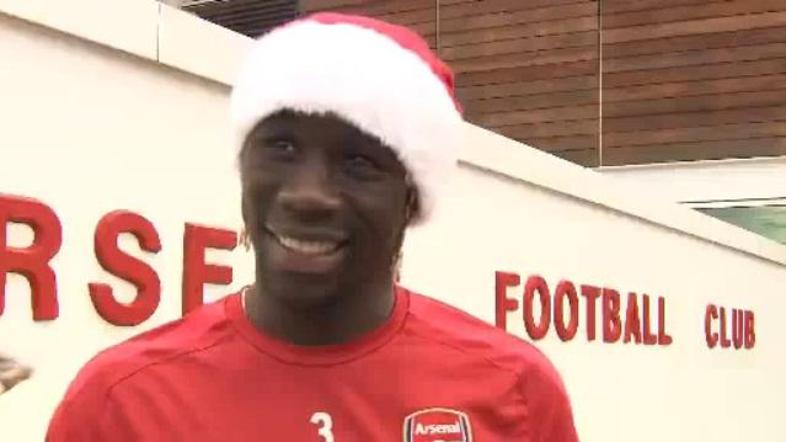 Bacary Sagna je v "frangleščini" zapel božično pesmico navijačem. (Foto: YouTube