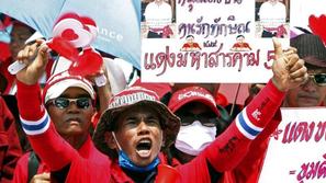 Rdeča barva je preplavila Bangkok. Oblasti zaenkrat proteste dovoljujejo, a so p