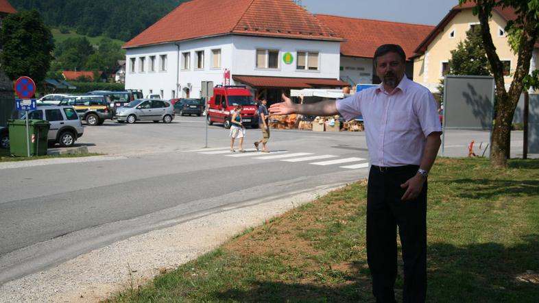 Občina bo financirala ureditev površin ob cesti in gradnjo pločnikov, pravi Škuf