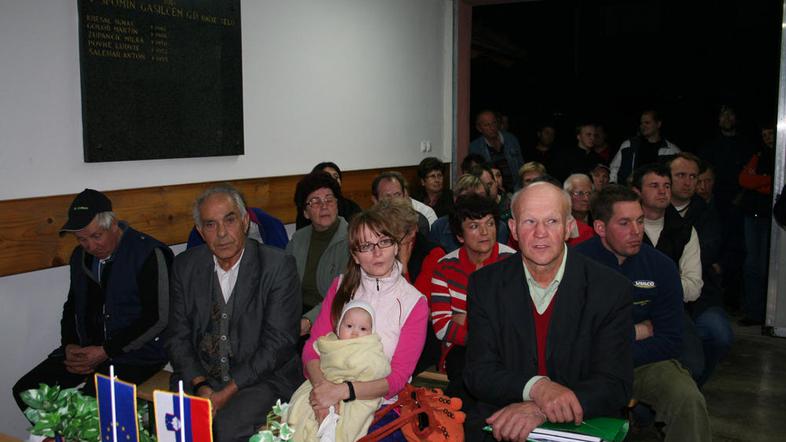 Račjeselčane odgovori predstavnikov podjetja iz Grosupljega niso prepričali. (Fo