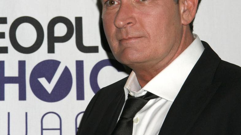 Zvezdnik humoristične nanizanke Dva moža in pol je s svojim razgrajanjem prestra