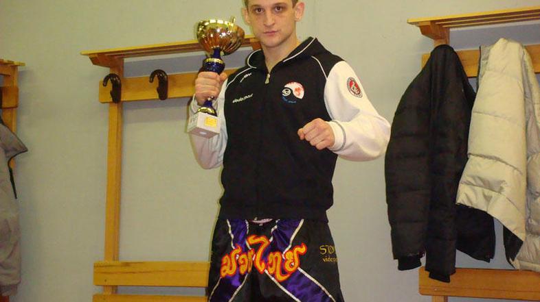 Miran Fabjan s pokalom, ki ga je prejel za zmago. (Foto: Žiga Švigelj)