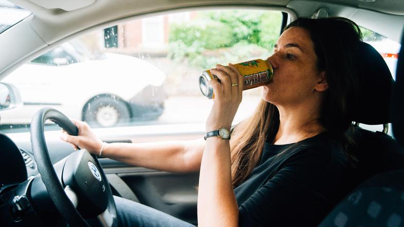 Pitje piva za vlonamom, vožnja s pločevinko piva