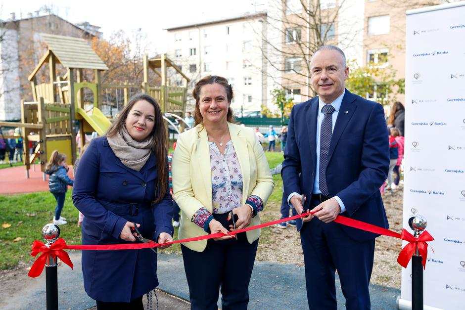 Podžupanja Mestne občine Kranj Manja Zorko, ravnateljica Kranjskih vrtcev Urška Kejžar in predsednik uprave Gorenjske banke Mario Henjak | Avtor: arhiv Mestna občina Kranj