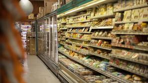 police v trgovini z živili