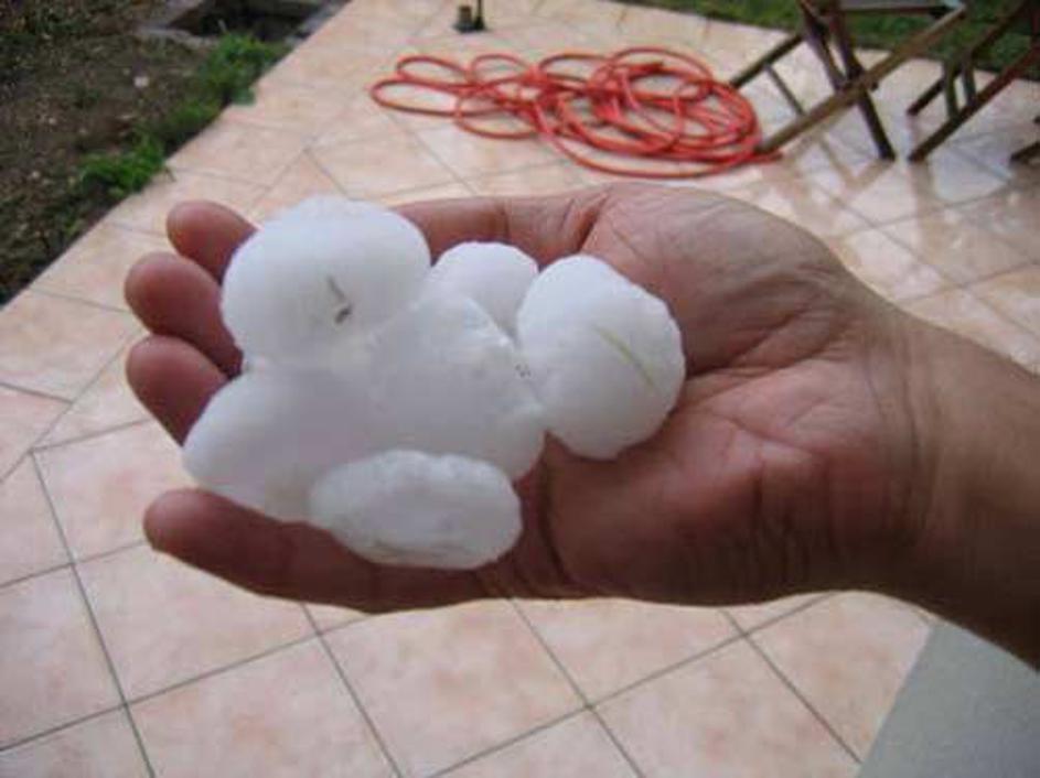 Ponekod je padala kot jajce debela toča.