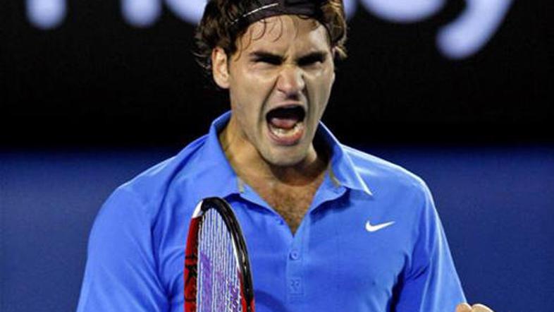 Roger Federer je povečal prednost pred Rafaelom Nadalom.