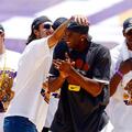 Saša Vujačić, Kobe Bryant in soigralci so z navijači in Laker Girls proslavili n