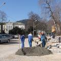 Cesta mimo občinske stavbe bo po novem tlakovana. (Foto: Iztok Golob)