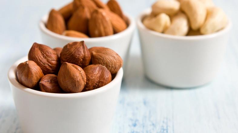 oreški, lešniki, mandlji