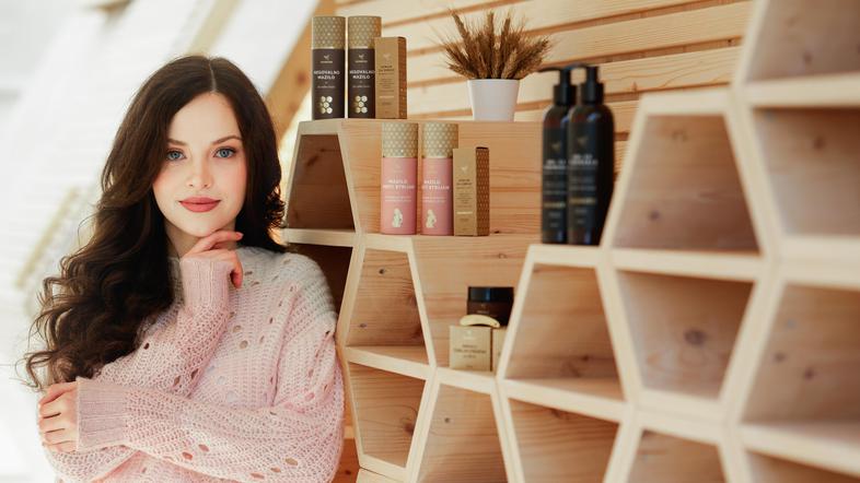 Rebeka Udvanc, Beesmetic