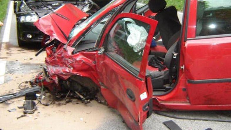 V nesreči so bila udeležena tri vozila, poškodovane pa so bili štirje ljudje.