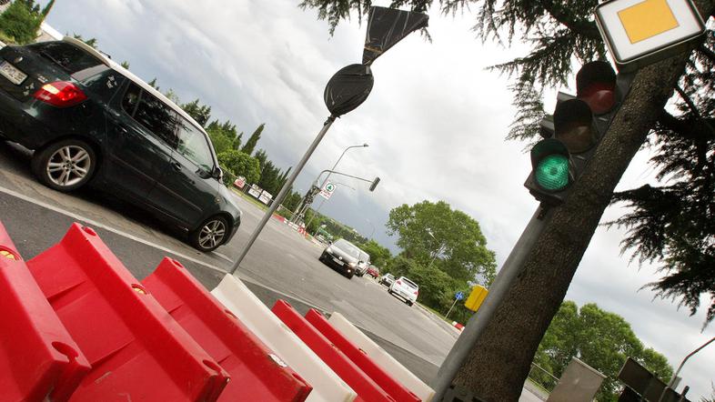 Jutri bo MOK križišče pri lekarni v Olmu spremenila v začasno krožišče. (Foto: B