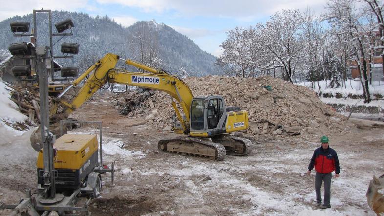 Ruševine bodo predvidoma odstranili do konca leta. (Foto: Iztok Golob)