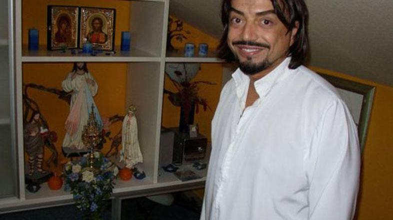 Sudac ne skriva, da je pred posvetitvijo živel običajno življenje, ki je vključe