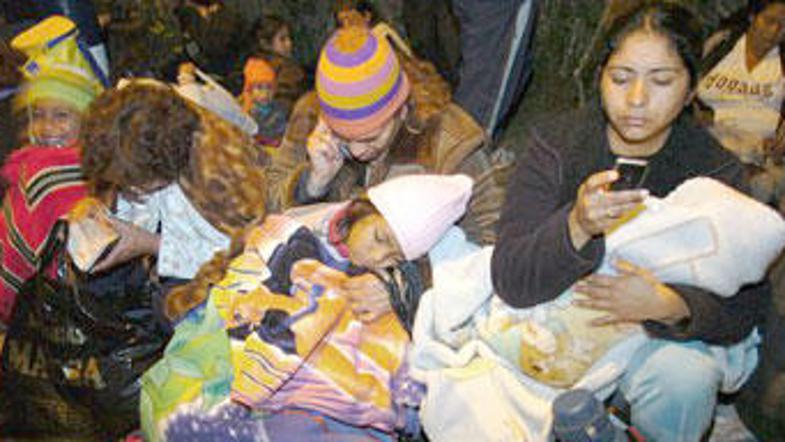 Veliko ljudi je noč preživelo na prostem, saj se bojijo popotresnih sunkov.