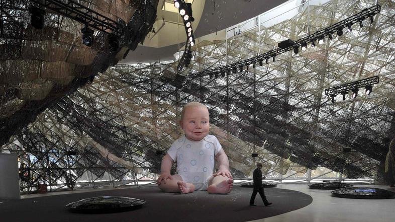 V španskem paviljonu bo obiskovalce pozdravil velikanski dojenček. (Foto: Reuter