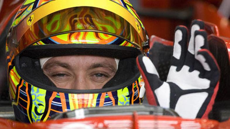 Valentino Rossi si je med testiranjem vzel čas tudi za fotografe.