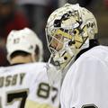 Vratar Pittsburgha Marc-Andre Fleury je moral petkrat pobrati plošček iz svoje m