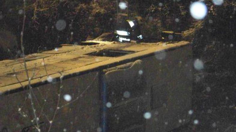 Avtobus je z mostu zdrsnil v nedeljo zvečer. Na srečo nihče od potnikov ni bil h