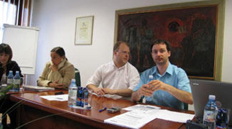 Kranjski podžupan Stane Štraus (desno) se zaveda, da neobdelana plastenka zasede