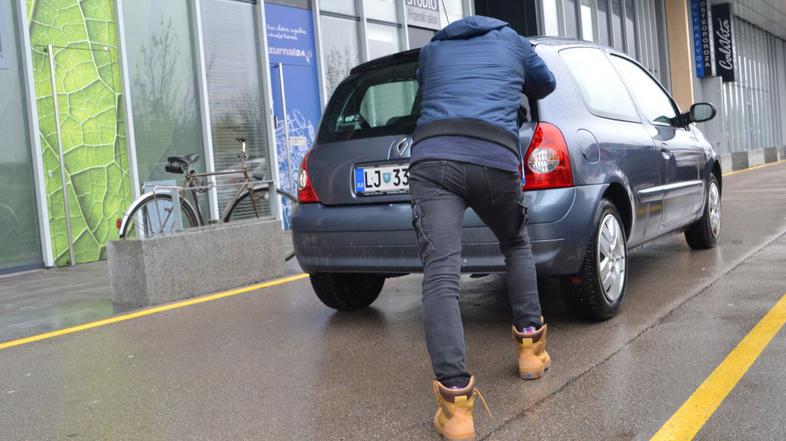 Porivanje avtomobila